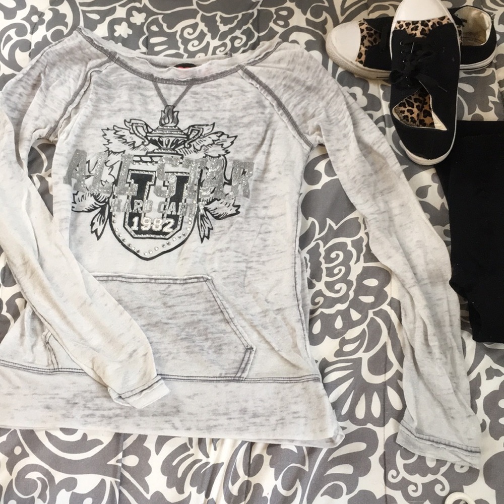 Soft long sleeve Tee with front pocket.